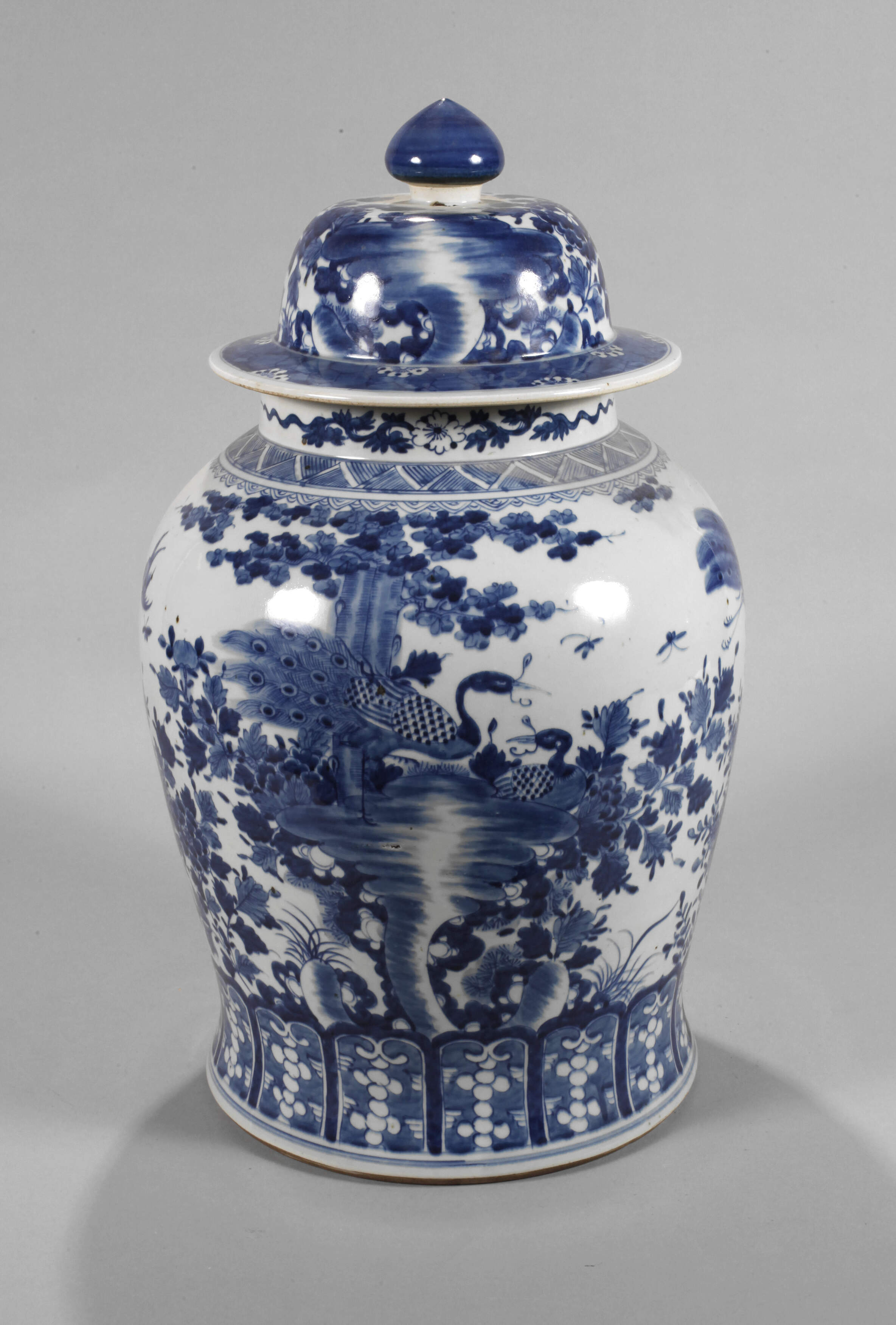 Sehr große Deckelvase "Phönixe im Schatten des Wutong-Baumes"