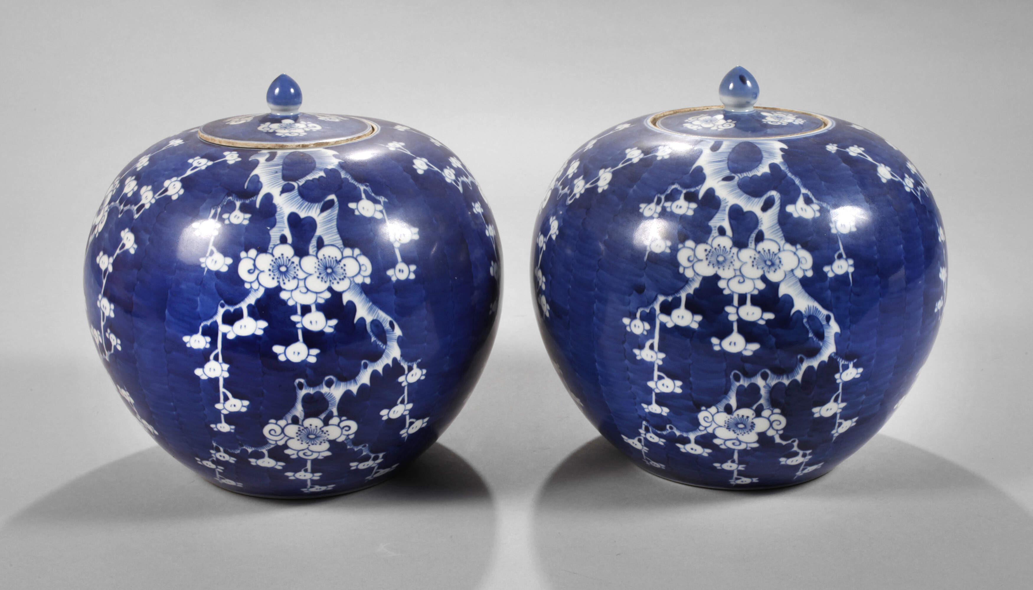 Paar Kugelvasen "Die Pflaumenblüte kündet vom Frühling"