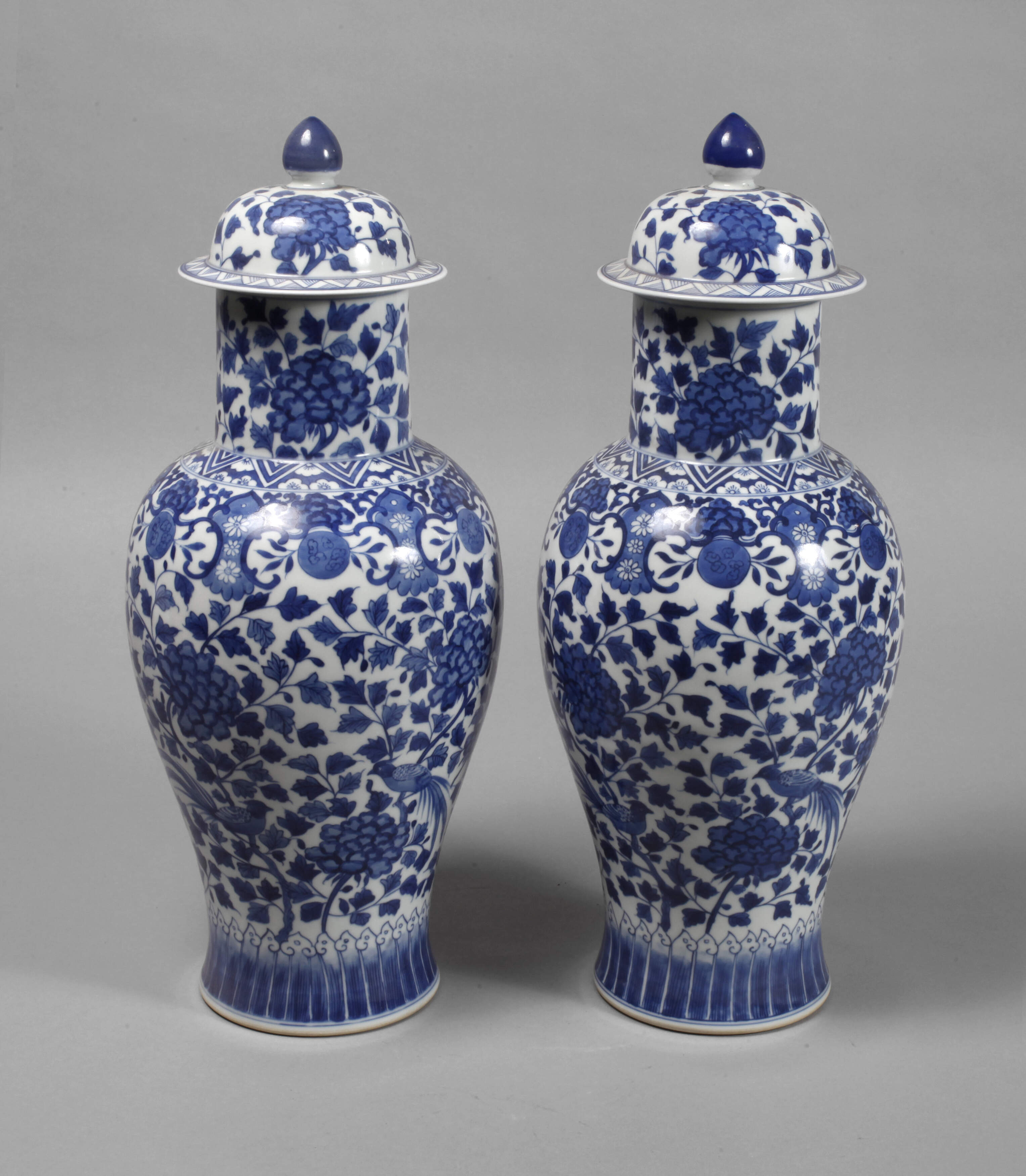 Paar große Balustervasen mit Vogel-Blumen-Dekor