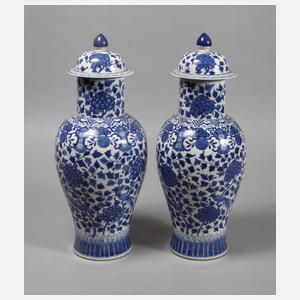 Paar große Balustervasen mit Vogel-Blumen-Dekor