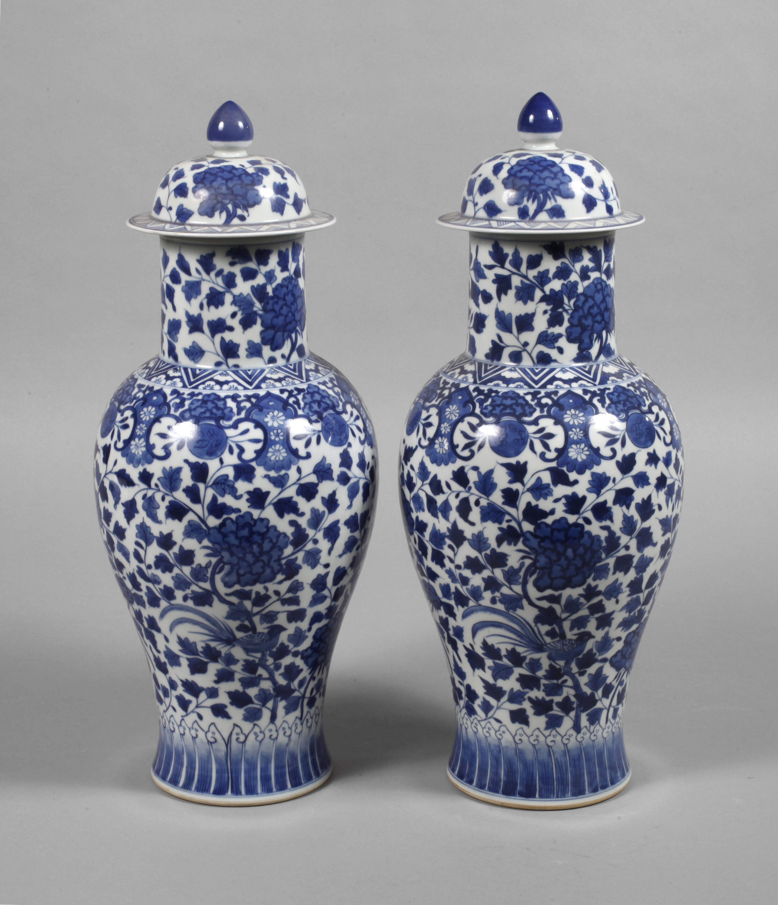 Paar große Balustervasen mit Vogel-Blumen-Dekor