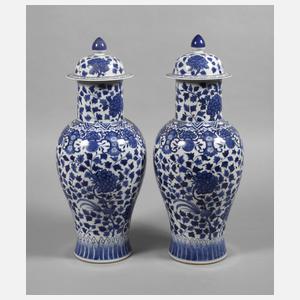 Paar große Balustervasen mit Vogel-Blumen-Dekor