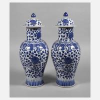 Paar große Balustervasen mit Vogel-Blumen-Dekor111