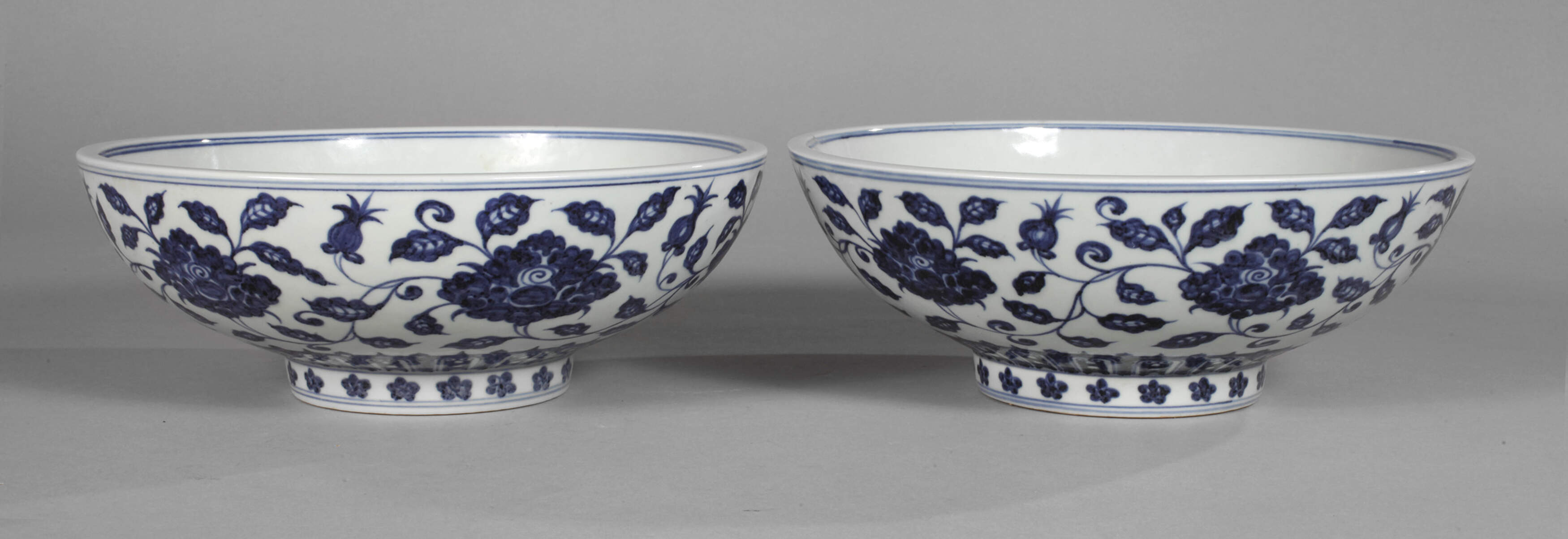 Paar halbsphärische Schalen