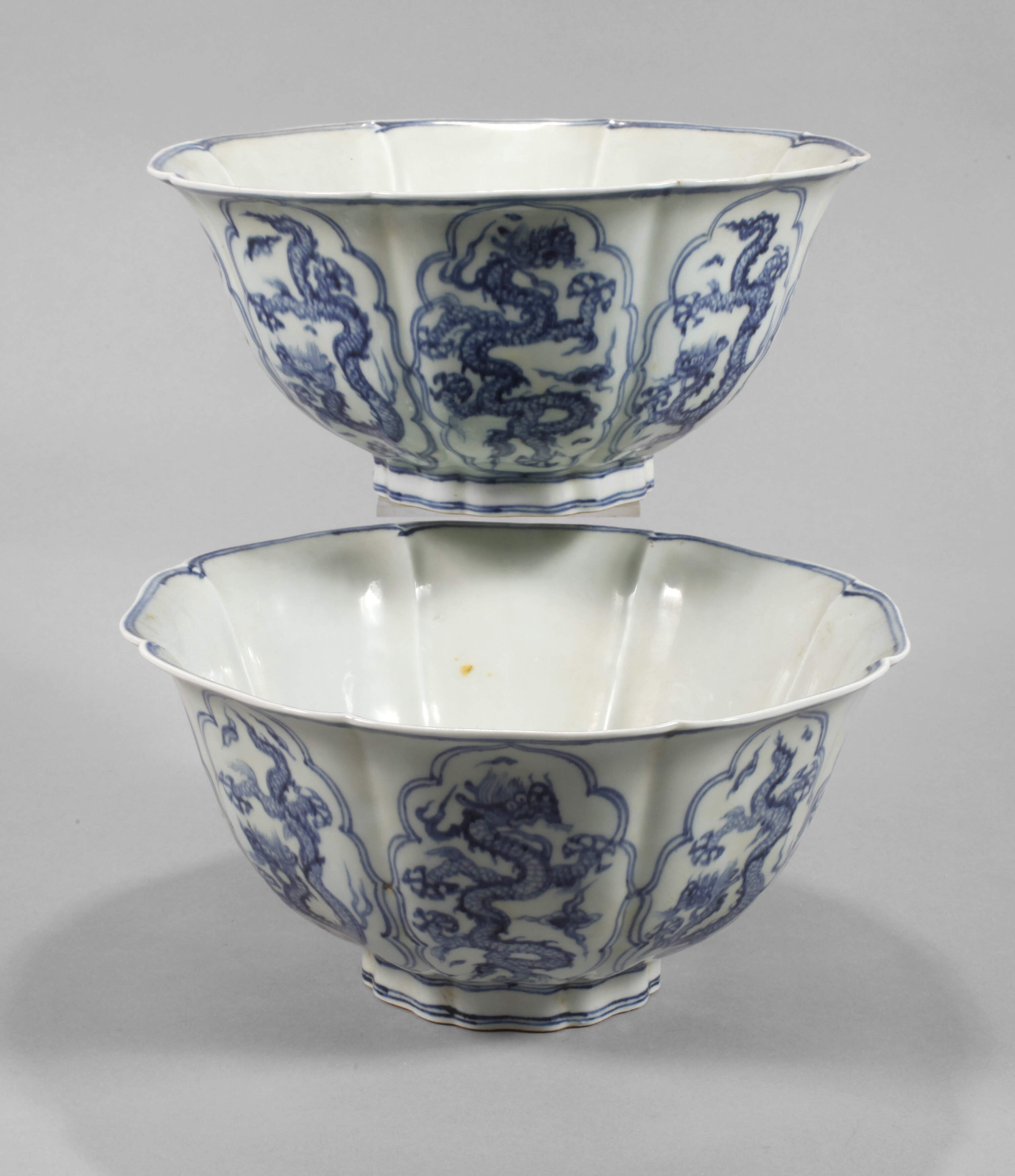 Paar hohe Blütenschalen mit kaiserlichen Drachen