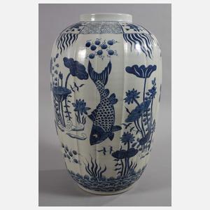 Paar riesige chinesische Fischtöpfe