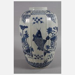 Paar riesige chinesische Fischtöpfe