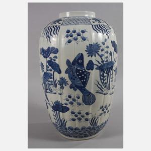 Paar riesige chinesische Fischtöpfe