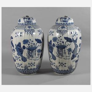 Paar riesige chinesische Fischtöpfe