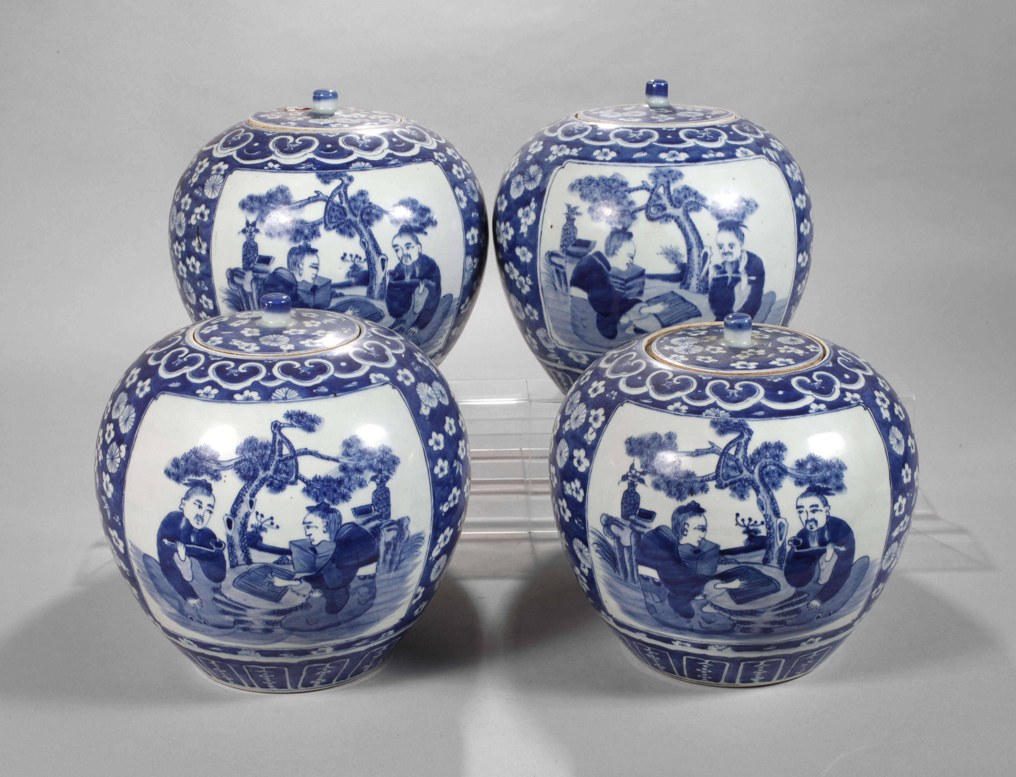 Vier Kugeltöpfe "Die zwei Weisen vom Kiefernhain"