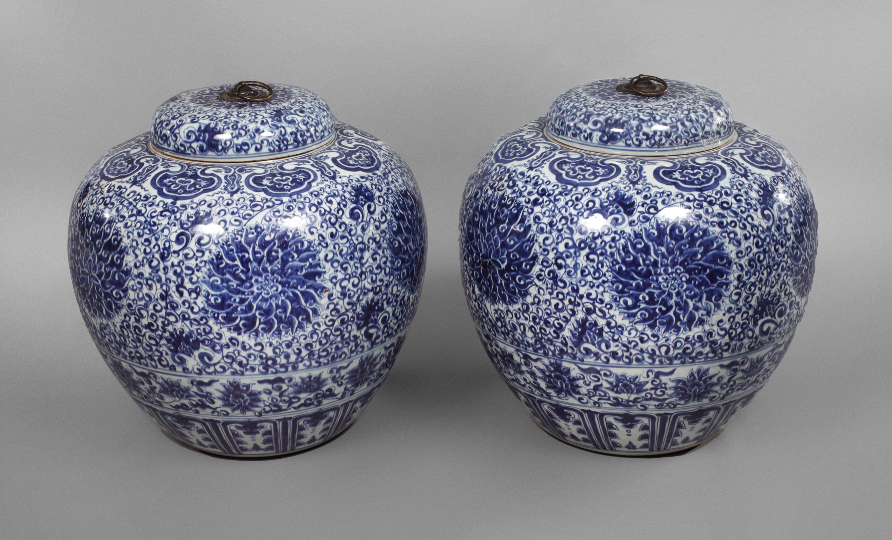 Paar riesige gedeckelte Kugelvasen