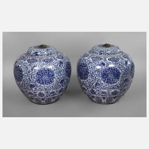 Paar riesige gedeckelte Kugelvasen