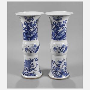 Paar große GU-Vasen mit Blumen-Vogel-Dekor