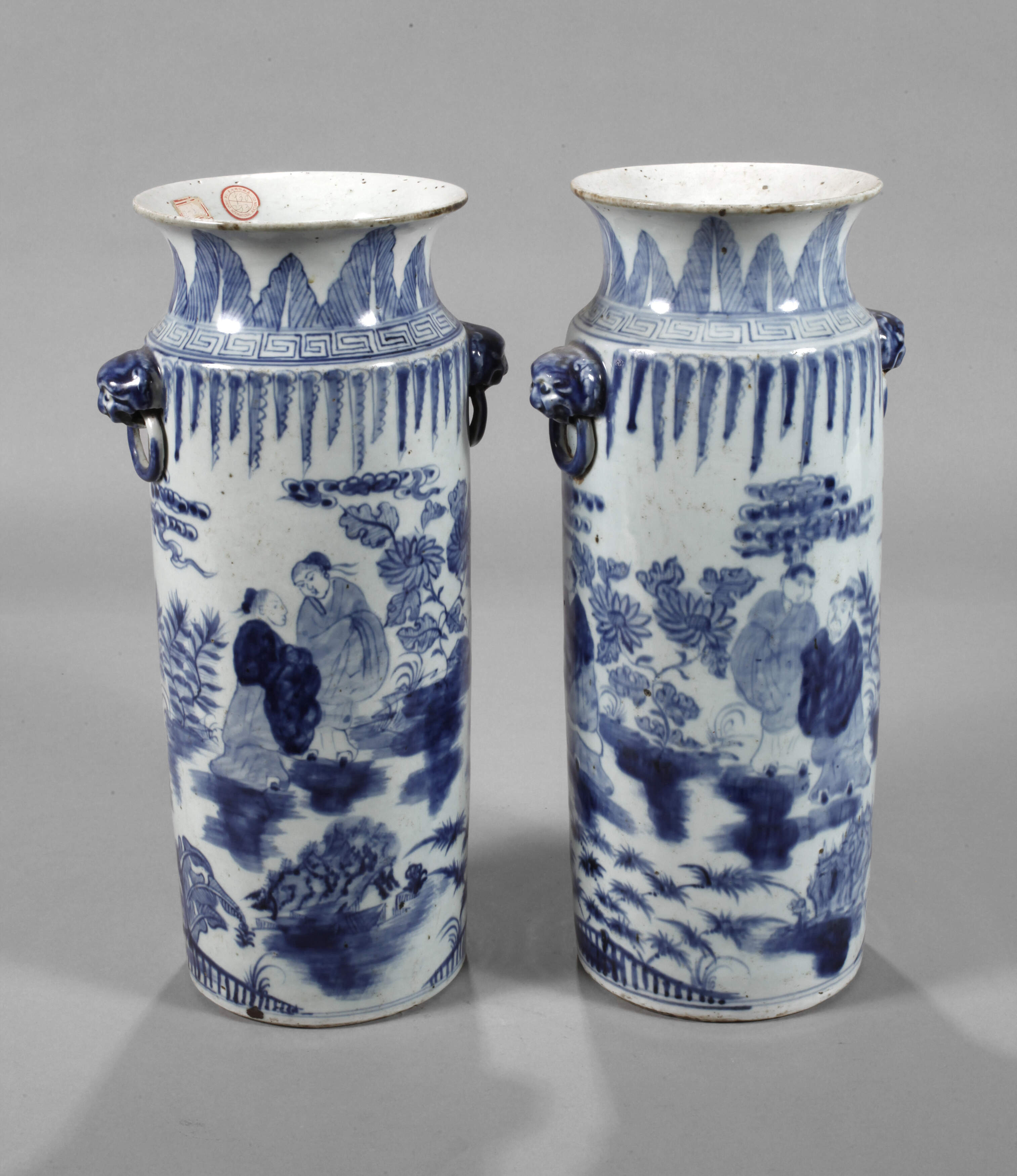 Paar Löwenkopf-Rouleauvasen