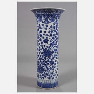 Stangenvase mit Vogel-Blumen-Dekor