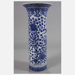 Stangenvase mit Vogel-Blumen-Dekor