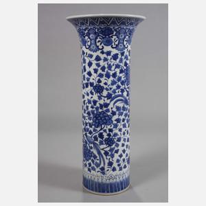 Stangenvase mit Vogel-Blumen-Dekor