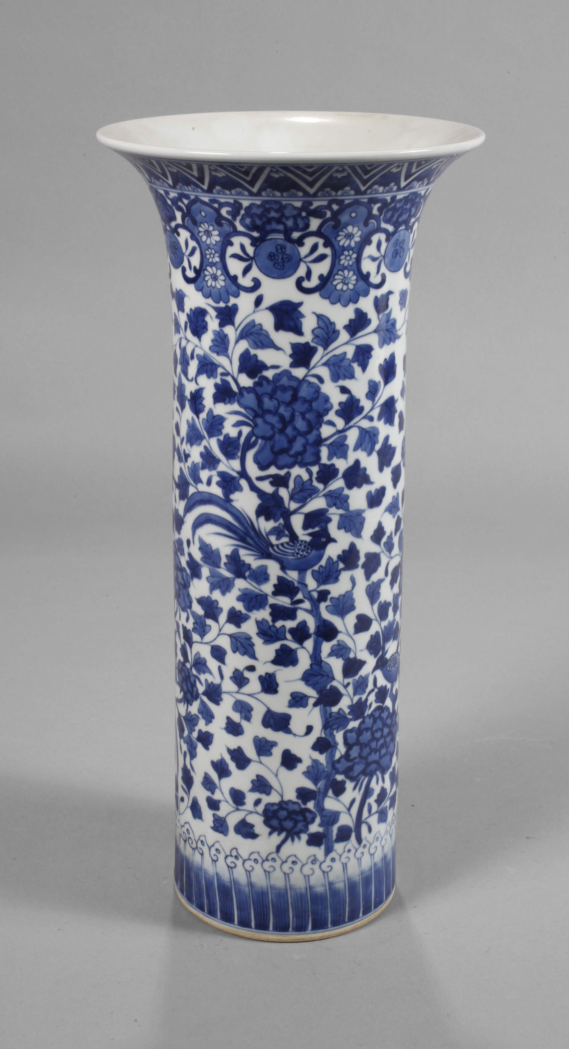 Stangenvase mit Vogel-Blumen-Dekor