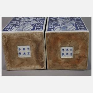 Paar eckige Pflaumenblüten-Balustervasen