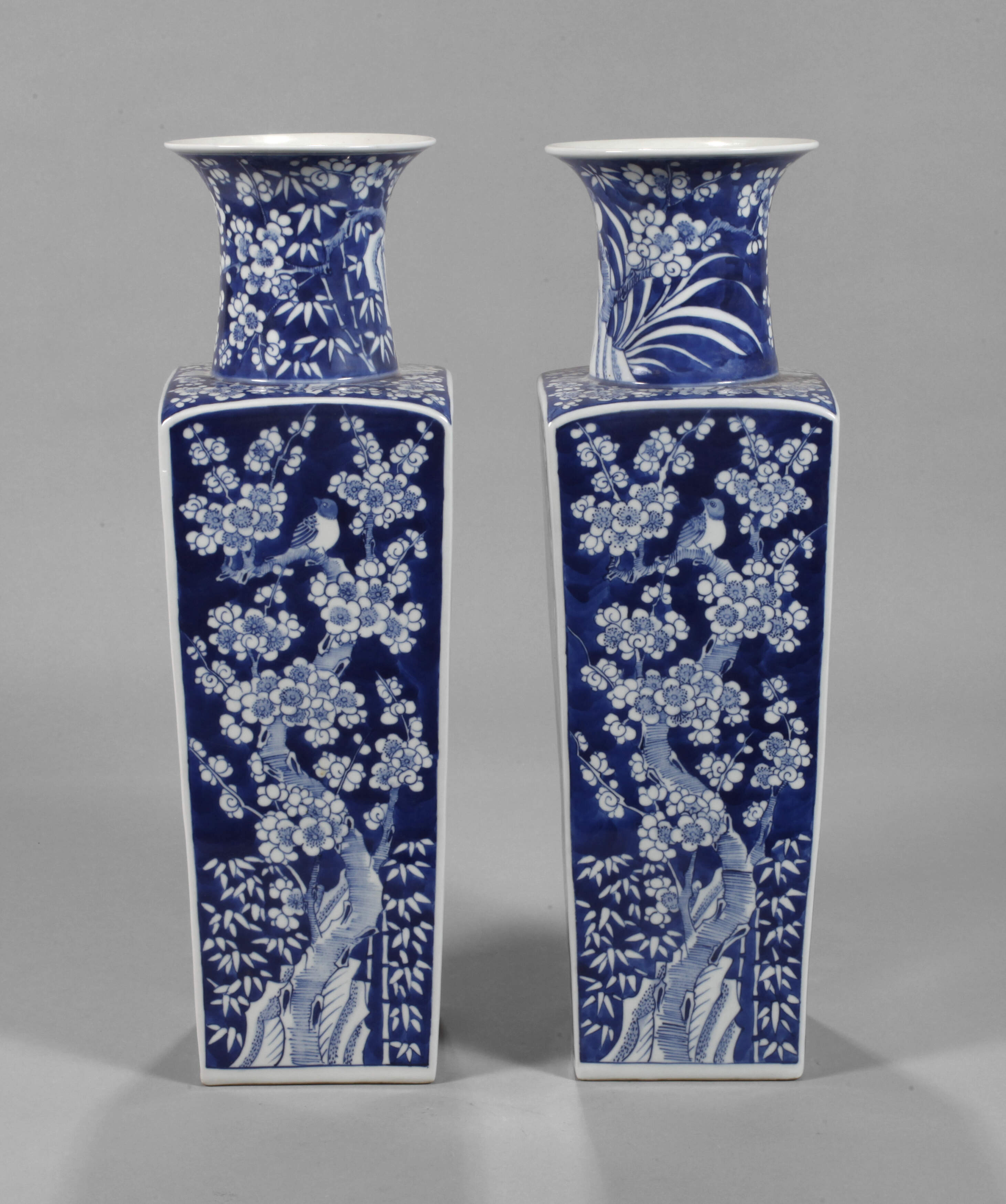 Paar eckige Pflaumenblüten-Balustervasen