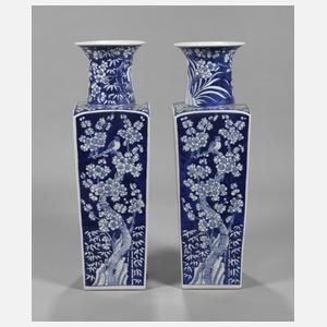 Paar eckige Pflaumenblüten-Balustervasen