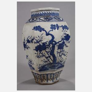 Paar große facettierte Schultervasen "Die 3 Freunde des Winters"