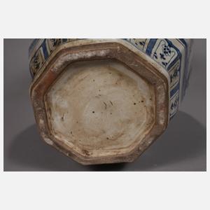 Paar große facettierte Schultervasen "Die 3 Freunde des Winters"