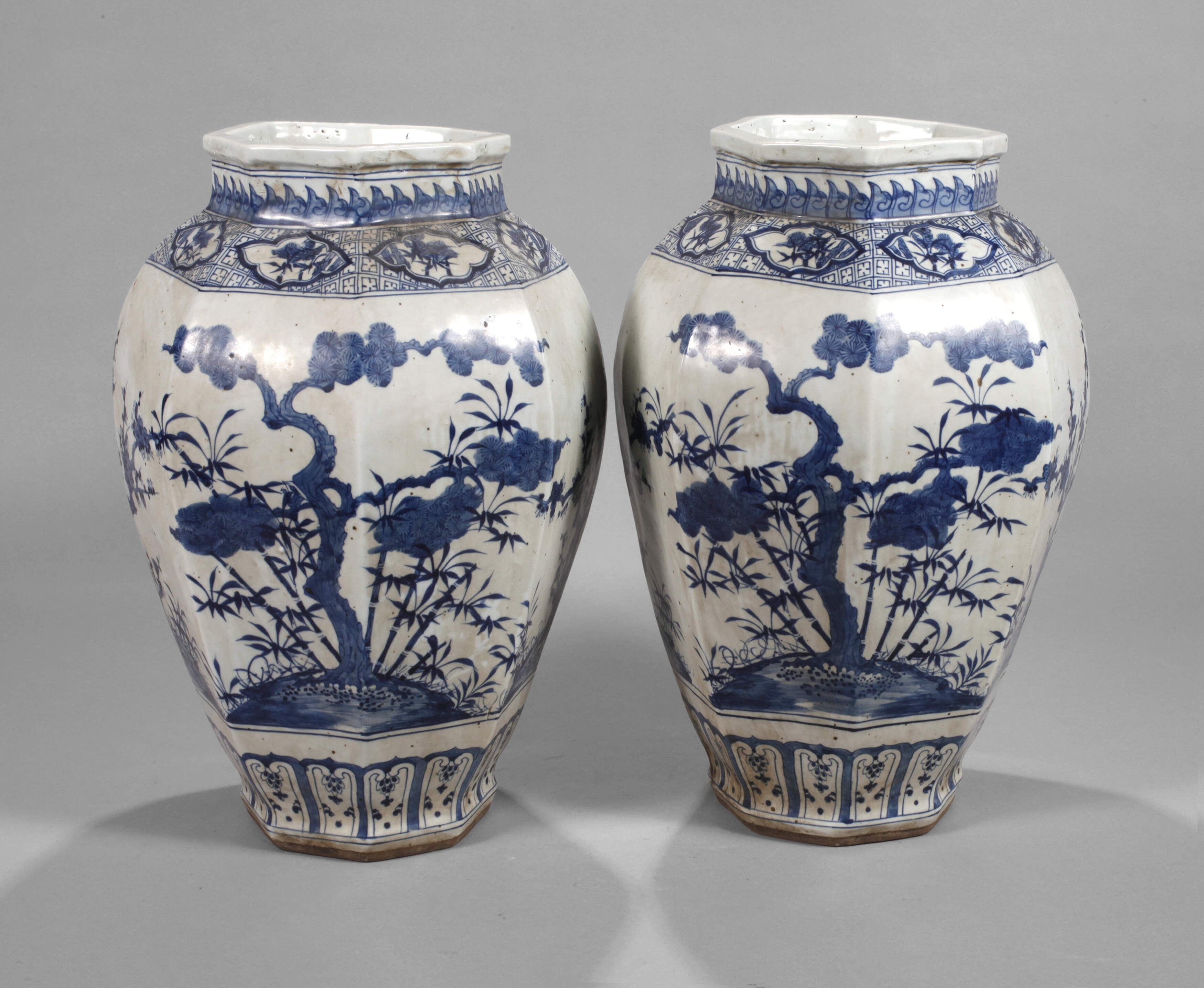 Paar große facettierte Schultervasen "Die 3 Freunde des Winters"