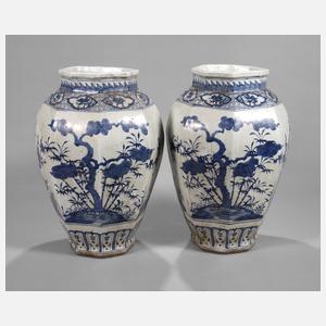 Paar große facettierte Schultervasen "Die 3 Freunde des Winters"