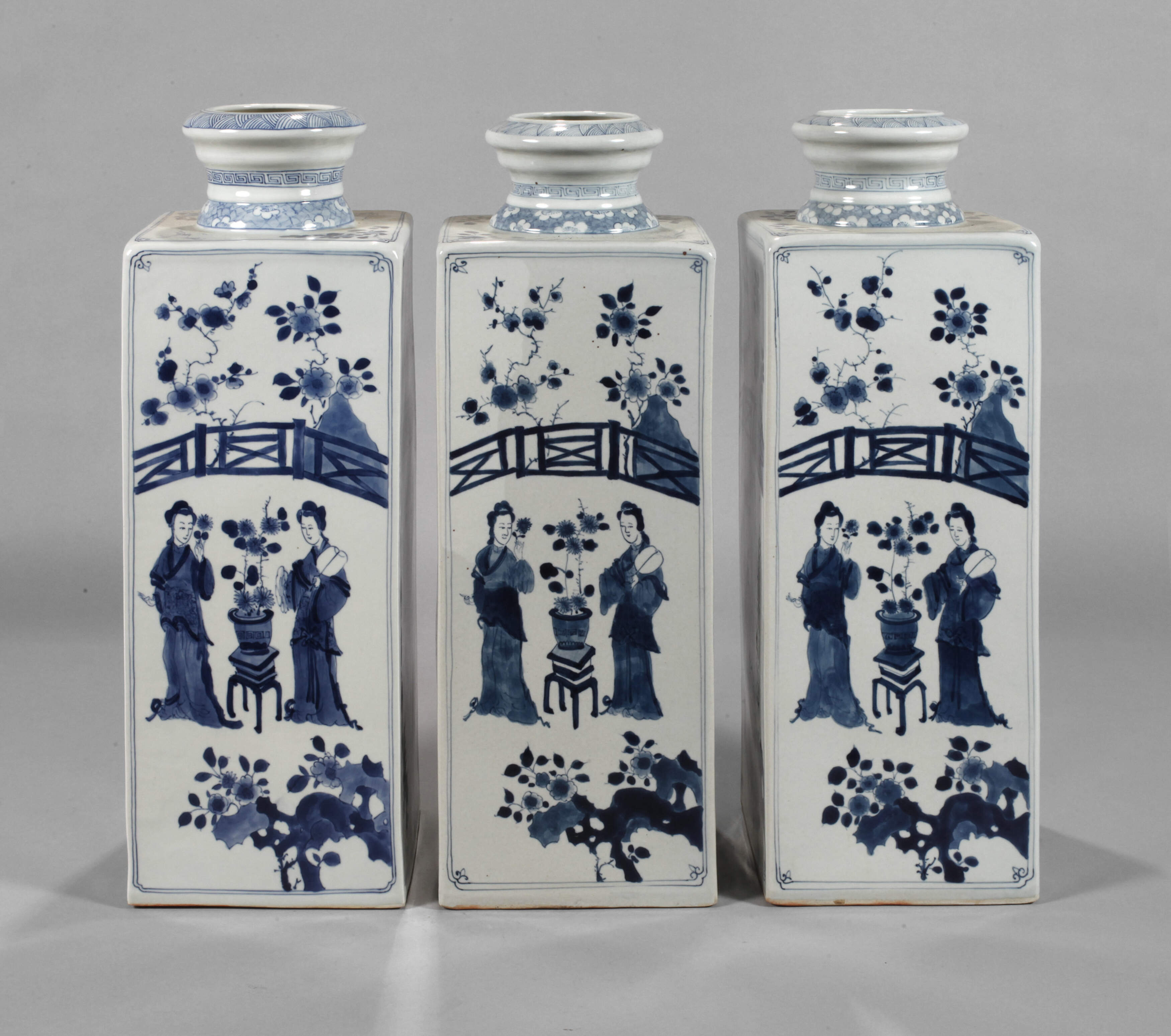 Drei große eckige Flaschenvasen "Chrysanthemenschau"