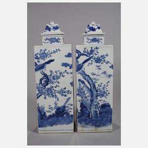 Paar große eckige Deckelvasen "Grackeln und 3 Freunde des Winters"