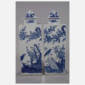 Paar große eckige Deckelvasen "Grackeln und 3 Freunde des Winters"