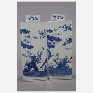 Paar große eckige Deckelvasen "Grackeln und 3 Freunde des Winters"