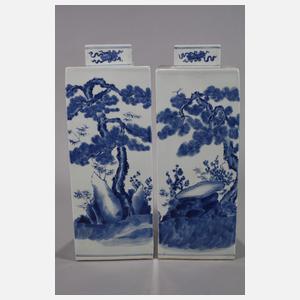 Paar große eckige Deckelvasen "Grackeln und 3 Freunde des Winters"