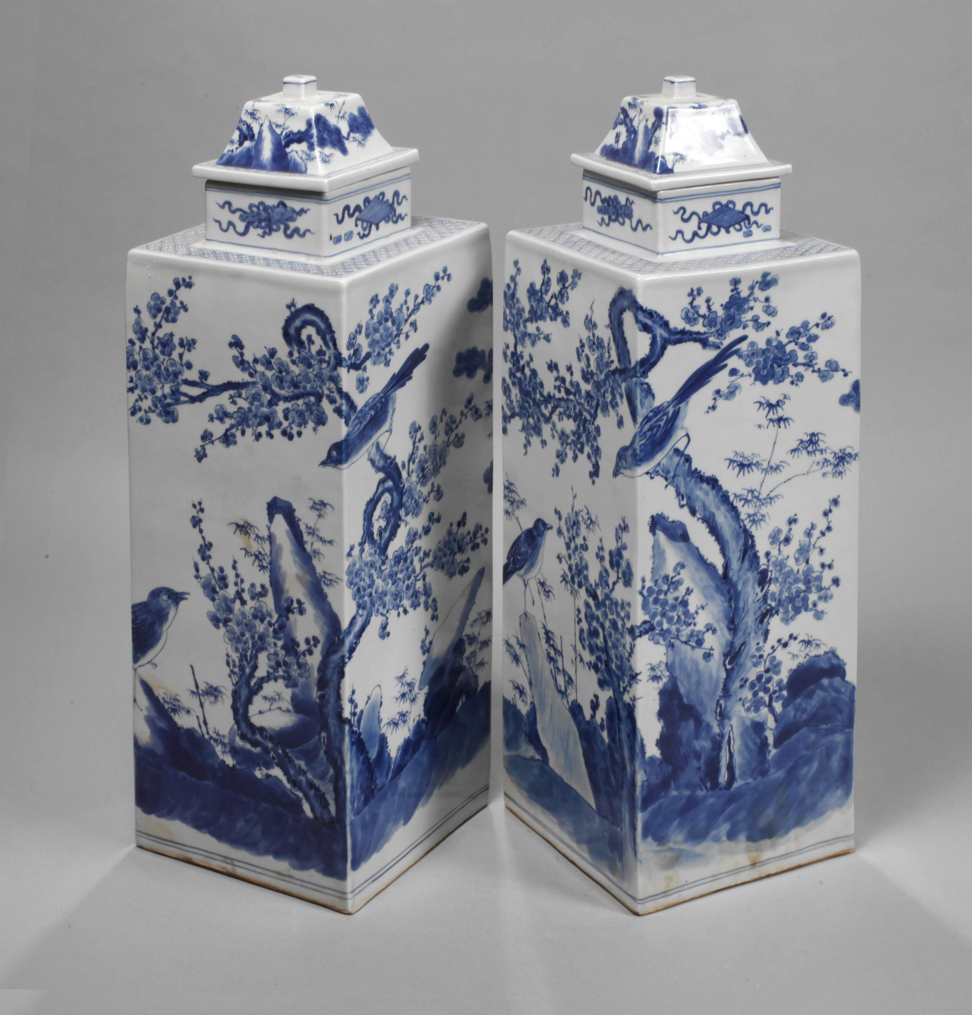 Paar große eckige Deckelvasen "Grackeln und 3 Freunde des Winters"