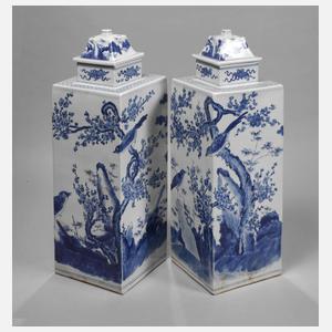 Paar große eckige Deckelvasen "Grackeln und 3 Freunde des Winters"