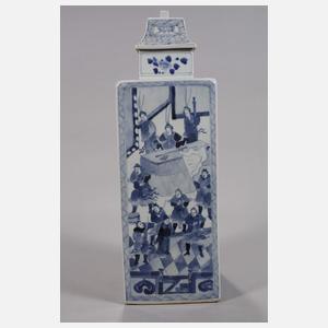 Paar große eckige Deckelvasen mit Palastszenen