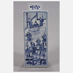 Paar große eckige Deckelvasen mit Palastszenen