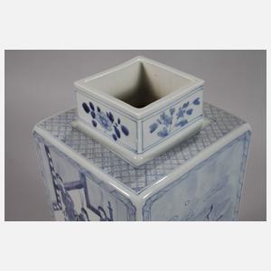 Paar große eckige Deckelvasen mit Palastszenen