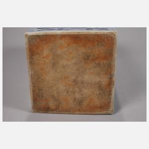 Paar große eckige Deckelvasen mit Palastszenen