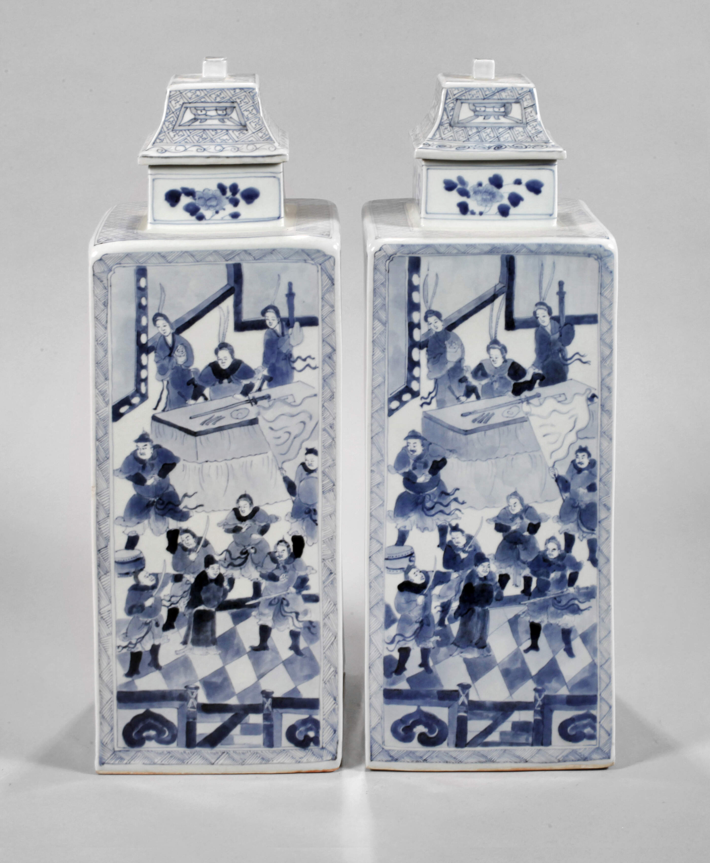 Paar große eckige Deckelvasen mit Palastszenen