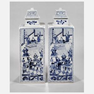 Paar große eckige Deckelvasen mit Palastszenen