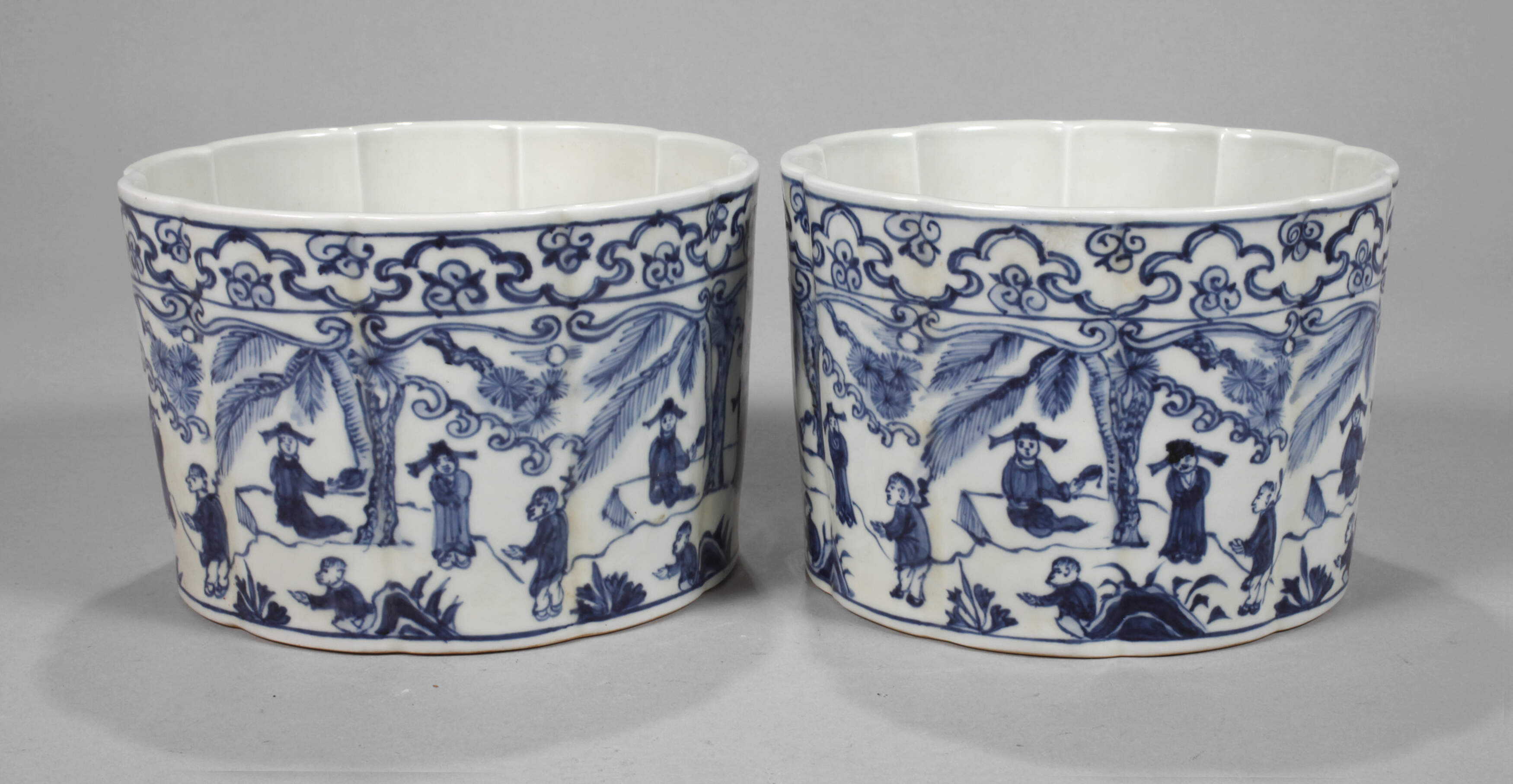 Paar Chrysanthemen-Cachepots