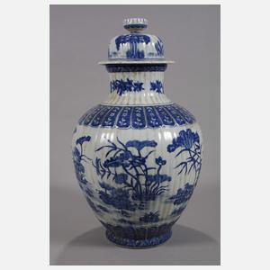 Paar große Deckelvasen "Enten im sommerlichen Lotosteich"