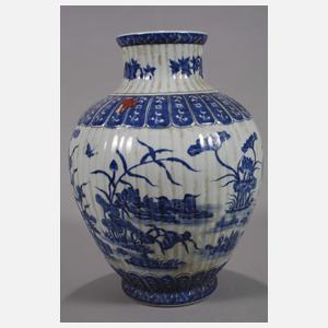 Paar große Deckelvasen "Enten im sommerlichen Lotosteich"