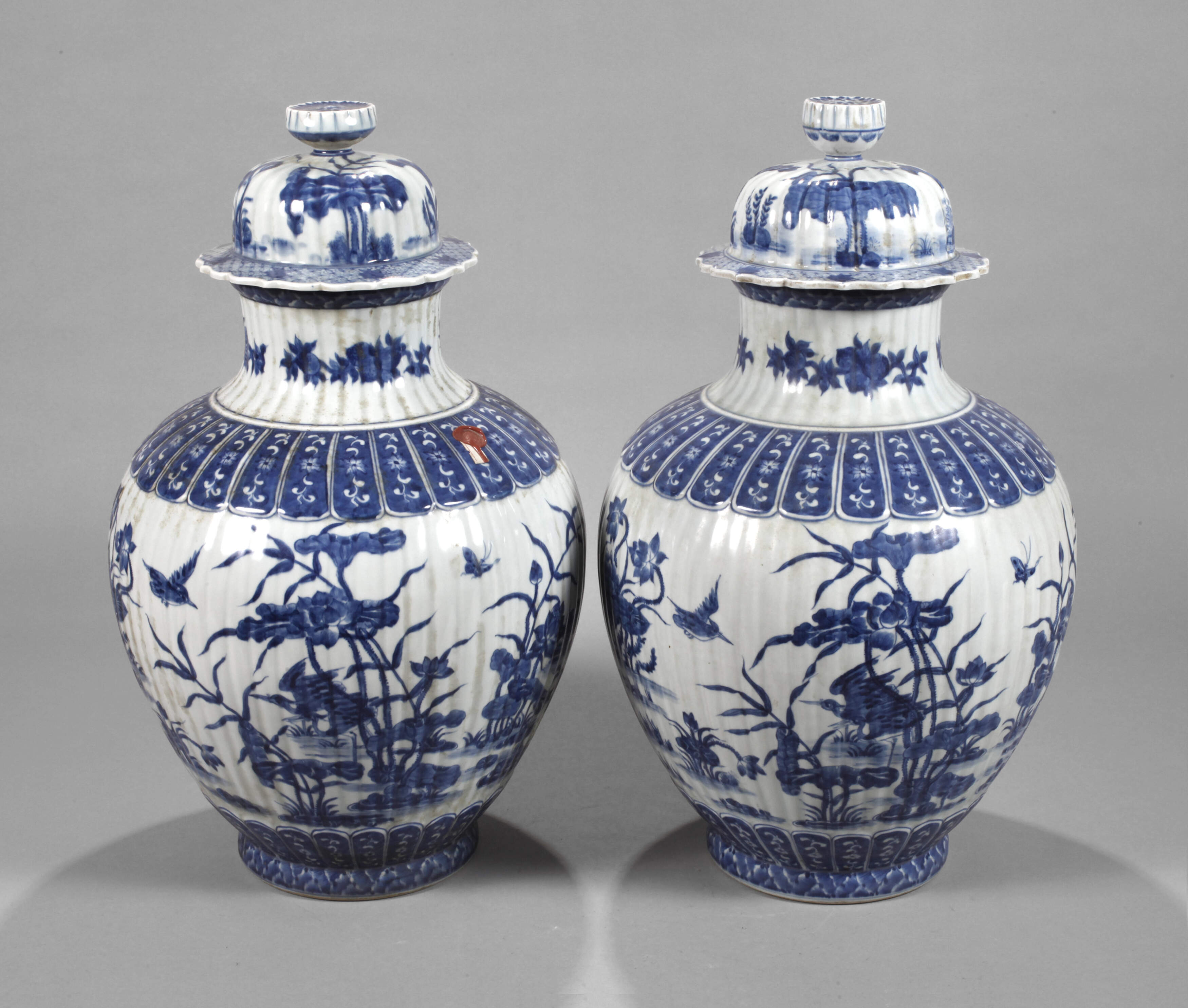 Paar große Deckelvasen "Enten im sommerlichen Lotosteich"