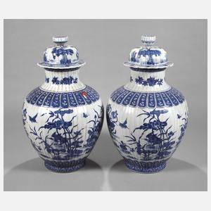 Paar große Deckelvasen "Enten im sommerlichen Lotosteich"