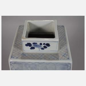 Paar große eckige Vasen mit Palastszenen