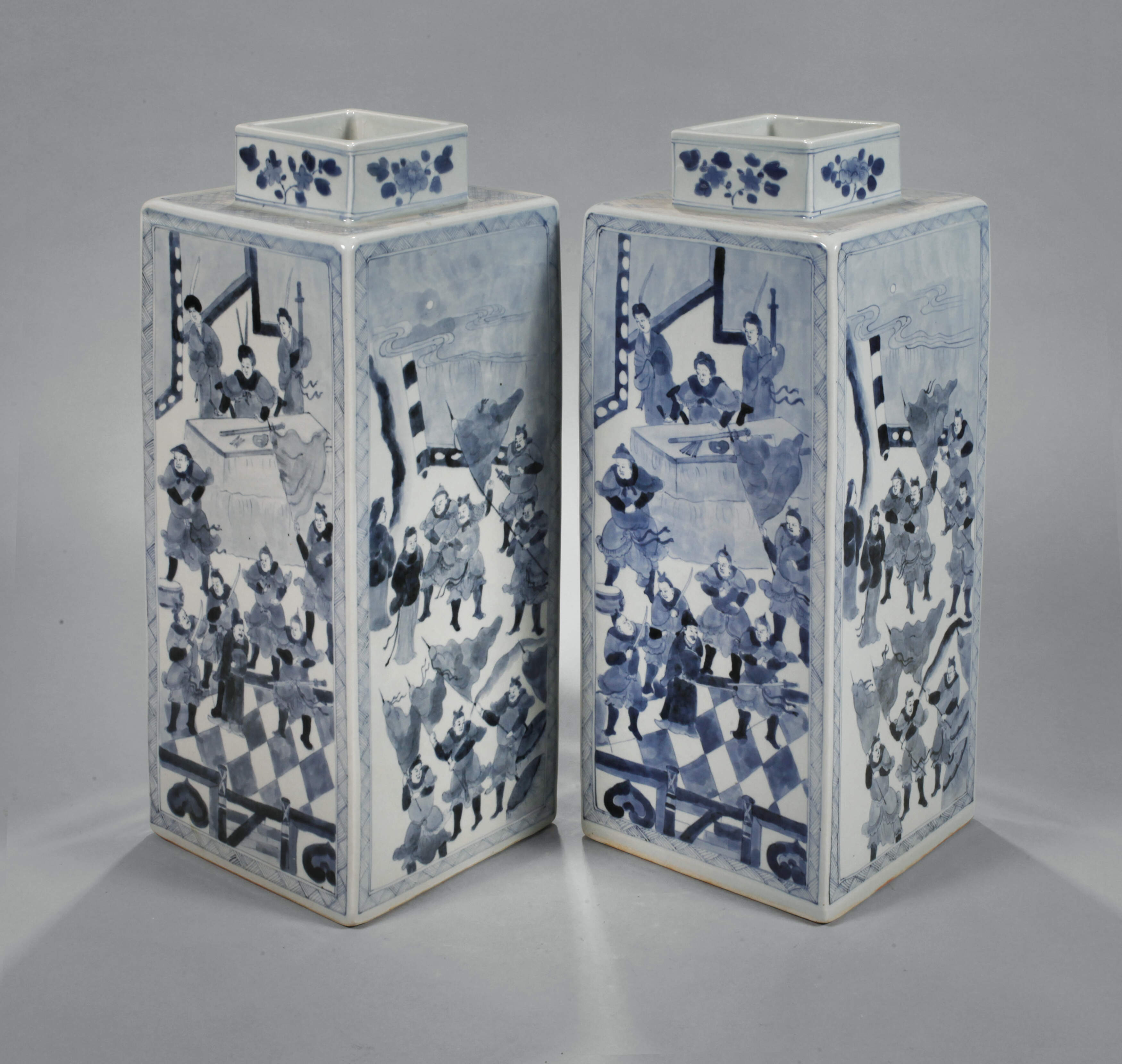 Paar große eckige Vasen mit Palastszenen