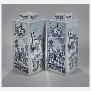 Paar große eckige Vasen mit Palastszenen
